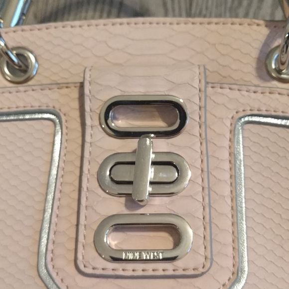 Beautiful small satchel by Nine West 🌸🌸🌸 - Picture 6 of 8